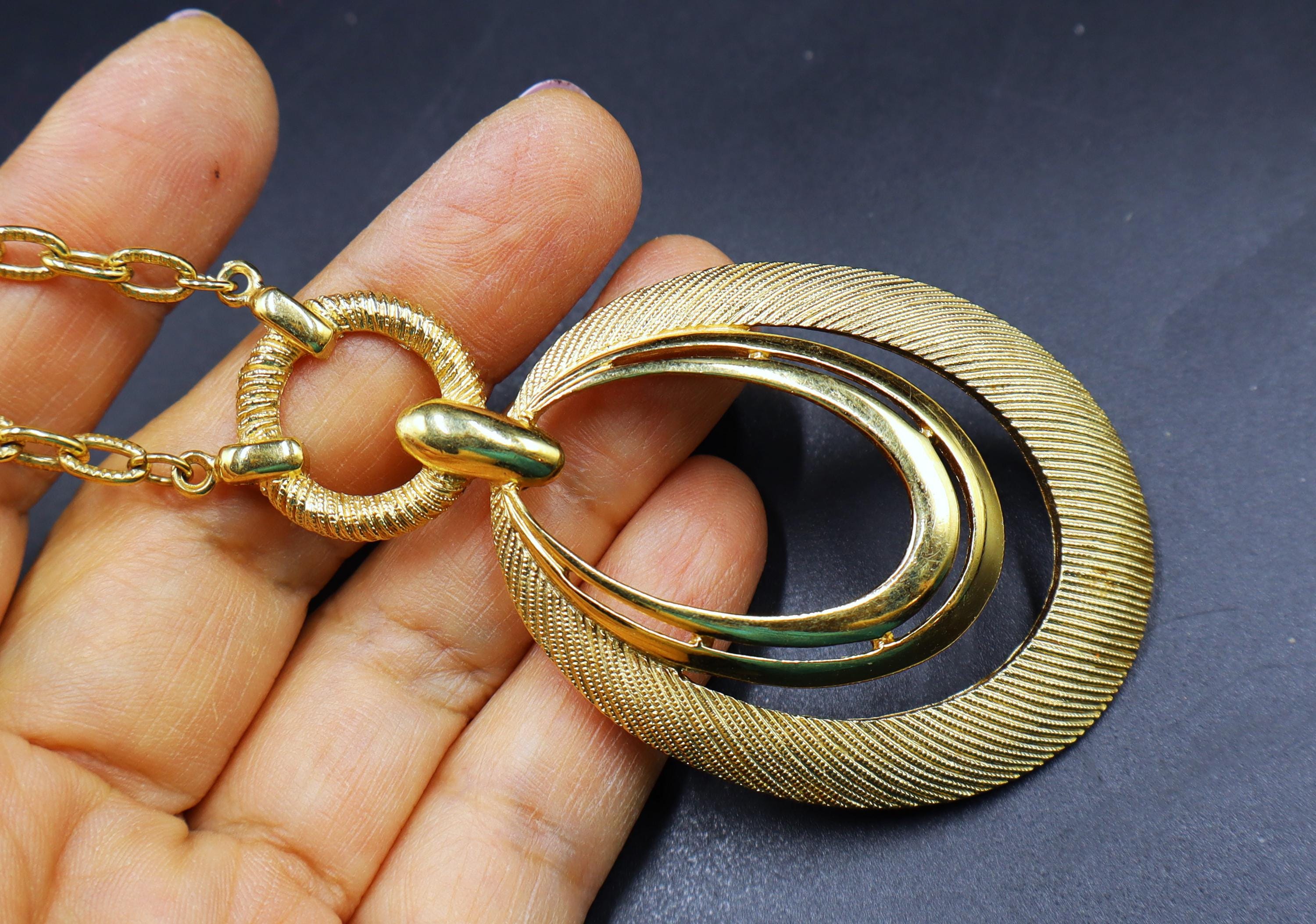 Collier Vintage Signé TRIFARI - Pendentif Demi-cercle Doré Sans Pierre, Occasion