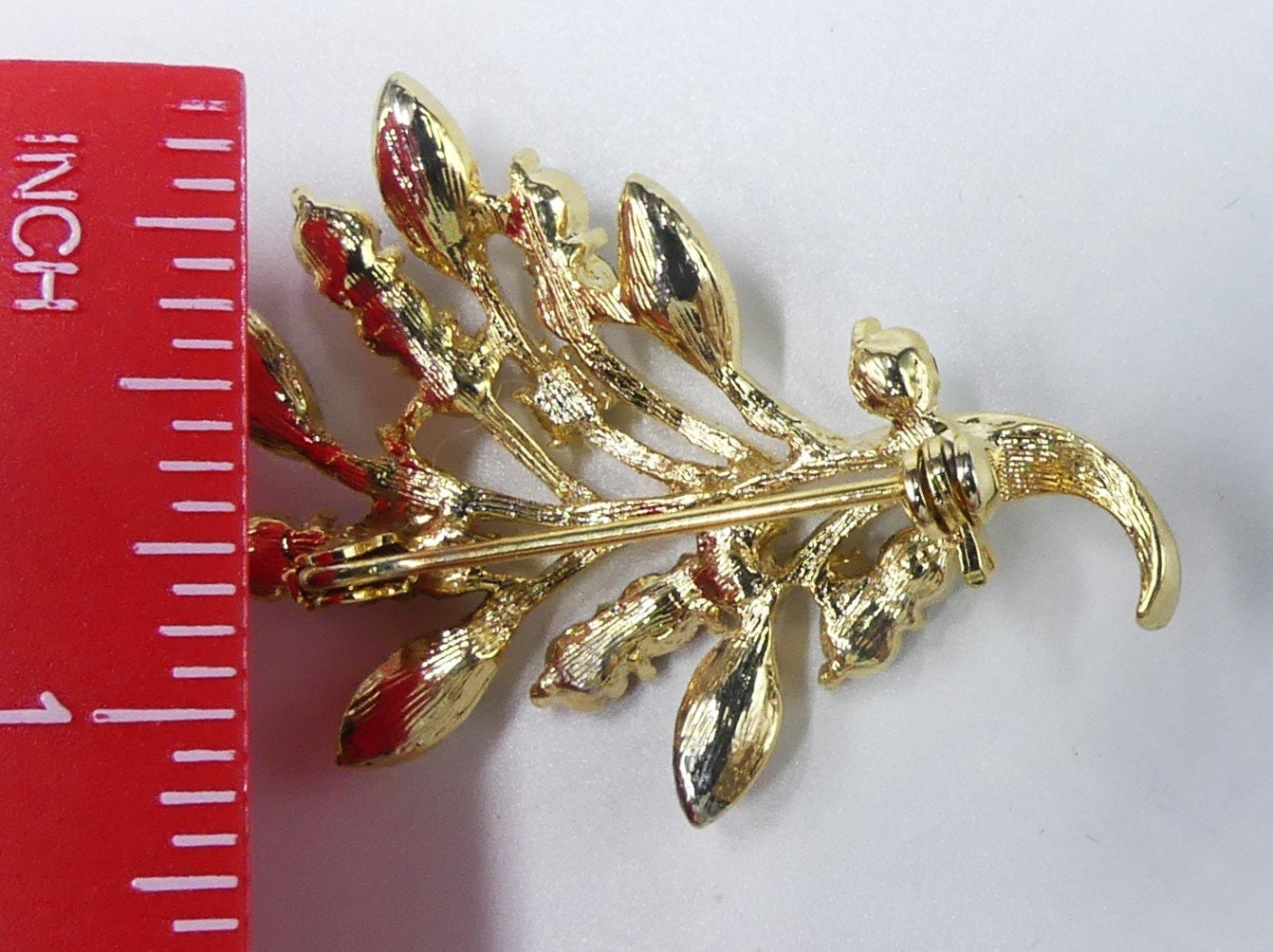 ヴィンテージの丁寧に作られたゴールドトーンとマルチカラーのライン