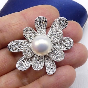 Vintage silver tone rhinestone & faux pearl flower pin/brooch