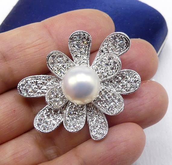 Broche Vintage Argentée - Fleur Avec Perle Et Pendentif - Occasion En Bon état - France