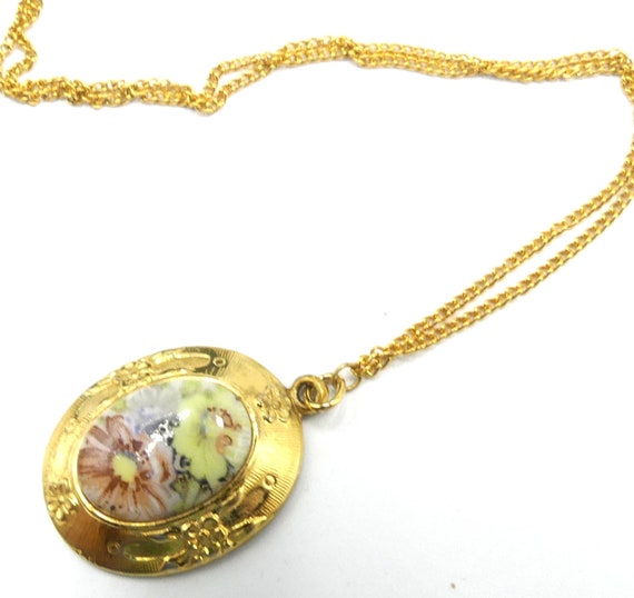 Vintage gold chain & porcelain flower pendant nec… - image 3