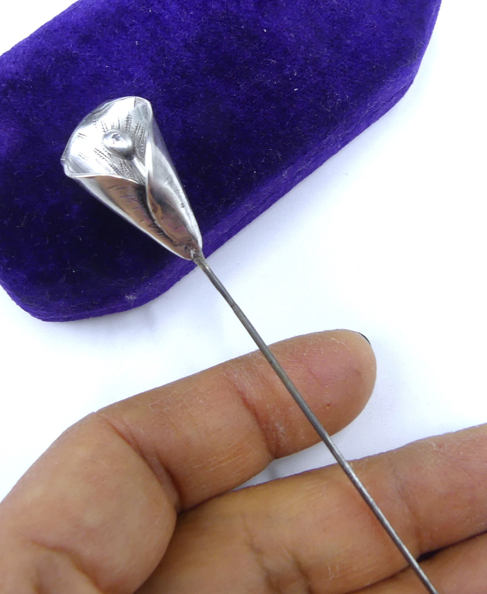 Alfiler de sombrero antiguo con punta de lirio de plata de ley