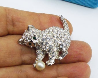 Spilla vintage firmata con gatto Swarovski pavé di cristallo e spilla con perle finte