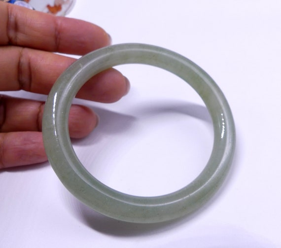 Vintage Chinese light green jade bangle - image 3