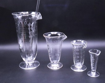 Juego de 4 utensilios de boticario antiguos de vidrio grabado de la década de 1920 con varilla para remover, ideales para la decoración de laboratorios farmacéuticos.