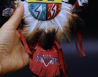 Vintage originele, door een inheemse kunstenaar gesigneerde "Sunface" K. Red ? Kachina pop kunstfiguur 31,7 cm hoog.