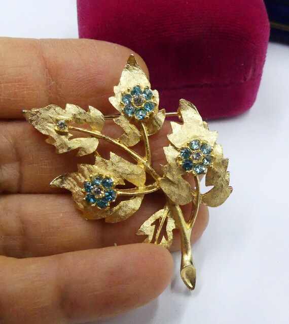 Broche Ancienne En Métal Doré Et Bleue Avec Strass - Occasion Bon état