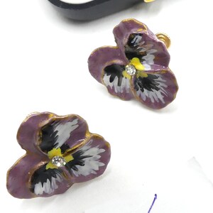 Vintage handmade ceramic pansy flower screw back earrings ( L )