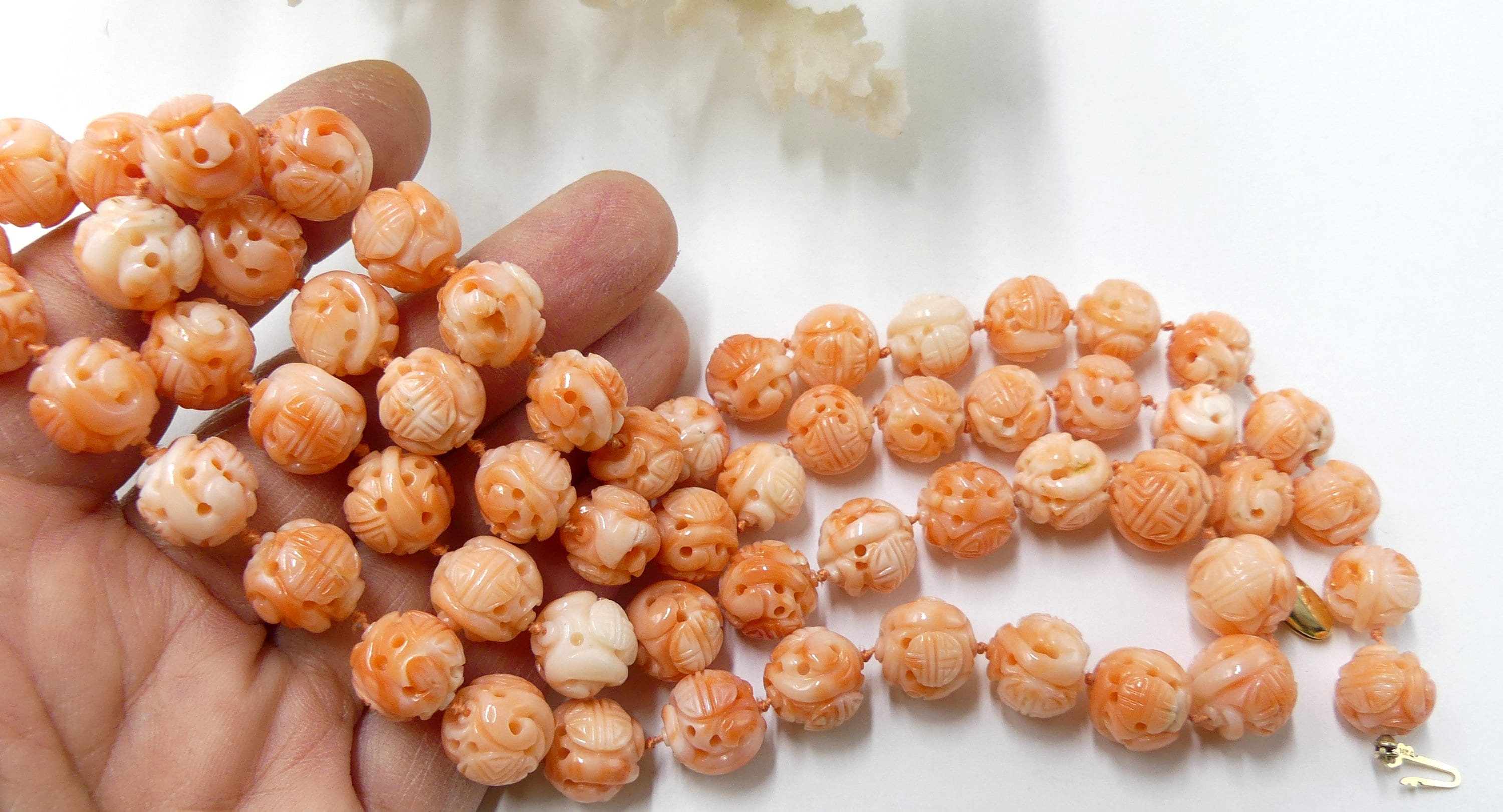 アンティーク ビンテージ昔の珊瑚ネックレス 透かし彫り菊の花細工