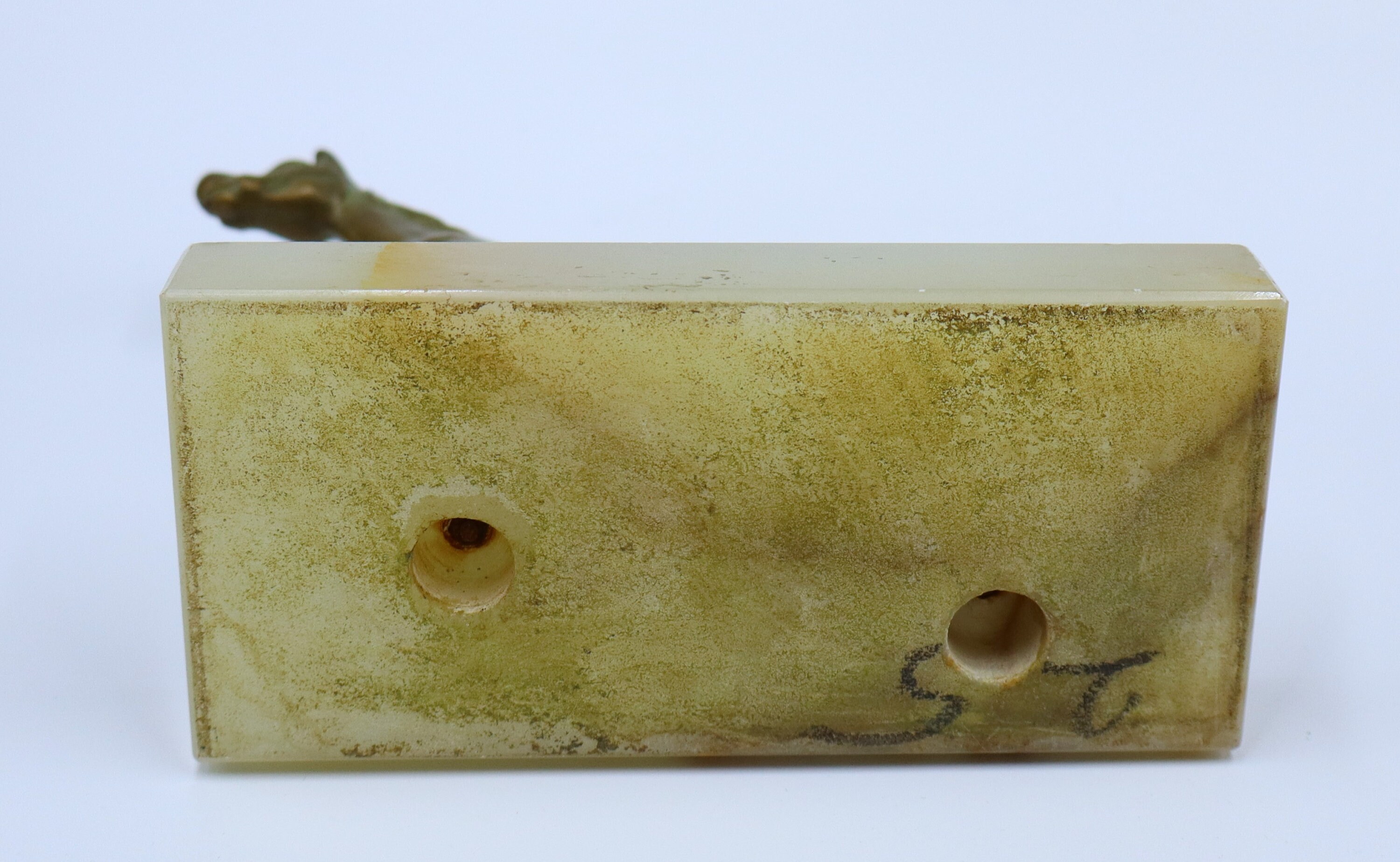 ヴィンテージのブロンズ色の金属製の2頭の馬の立像（石の台座付き