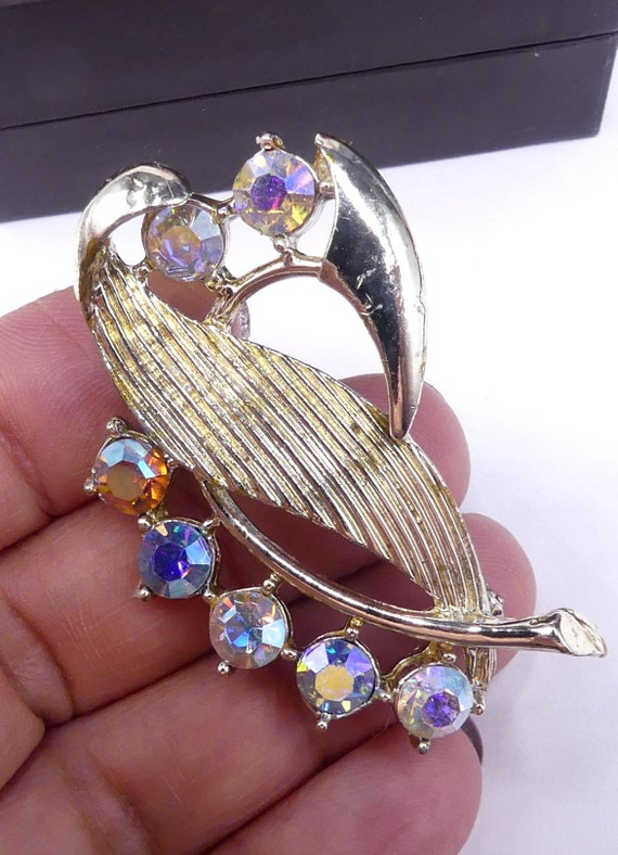 Vintage gold tone & rainbow rhinestone pin brooch