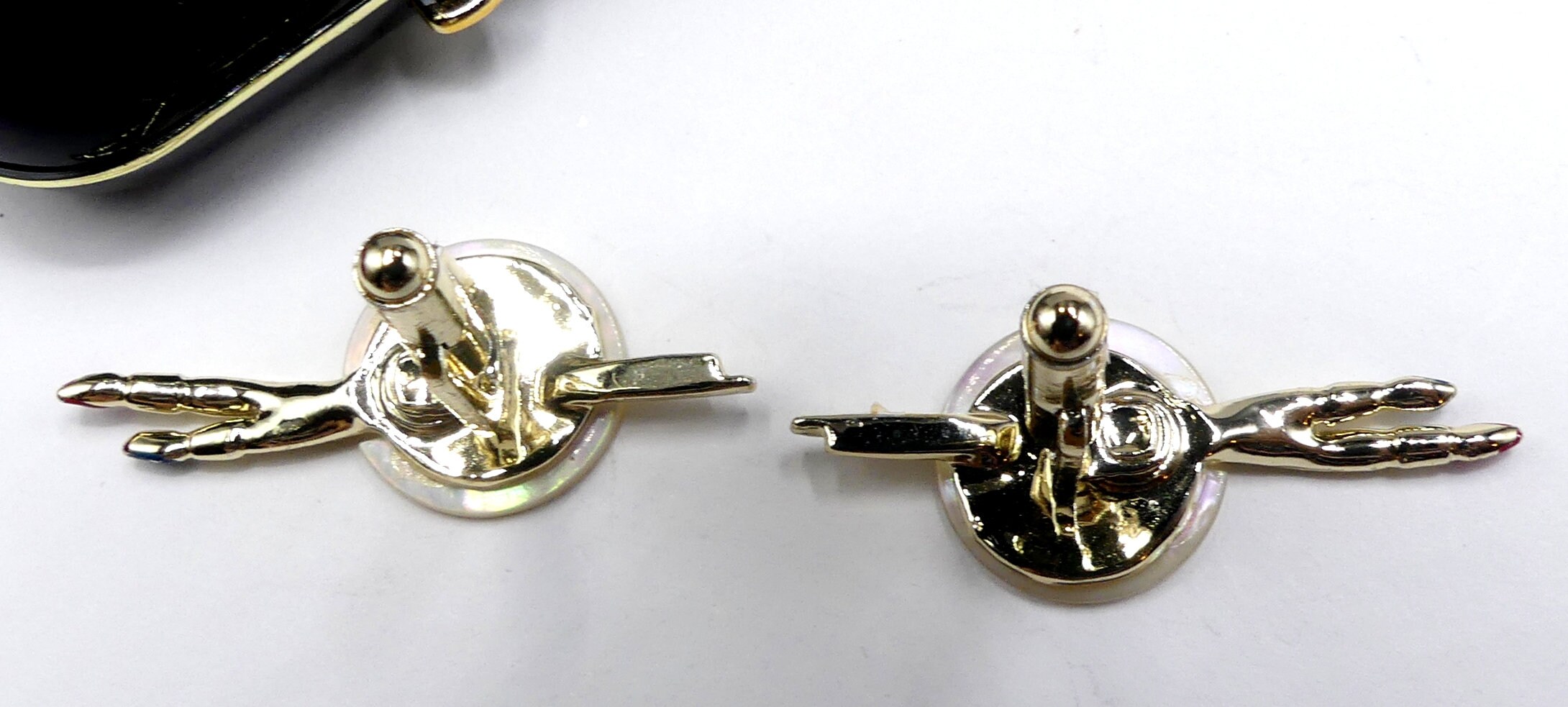 Boutons De Manchette Vintage Nacrée Et Métal Doré – Élégance Intemporelle