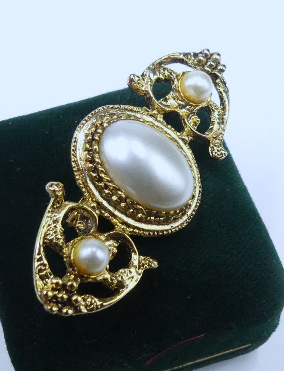 Vintage gold tone & faux pearl cabochon pin brooc… - image 3