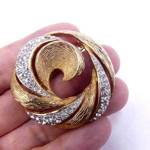 Vintage gold tone & rhinestone pin brooch