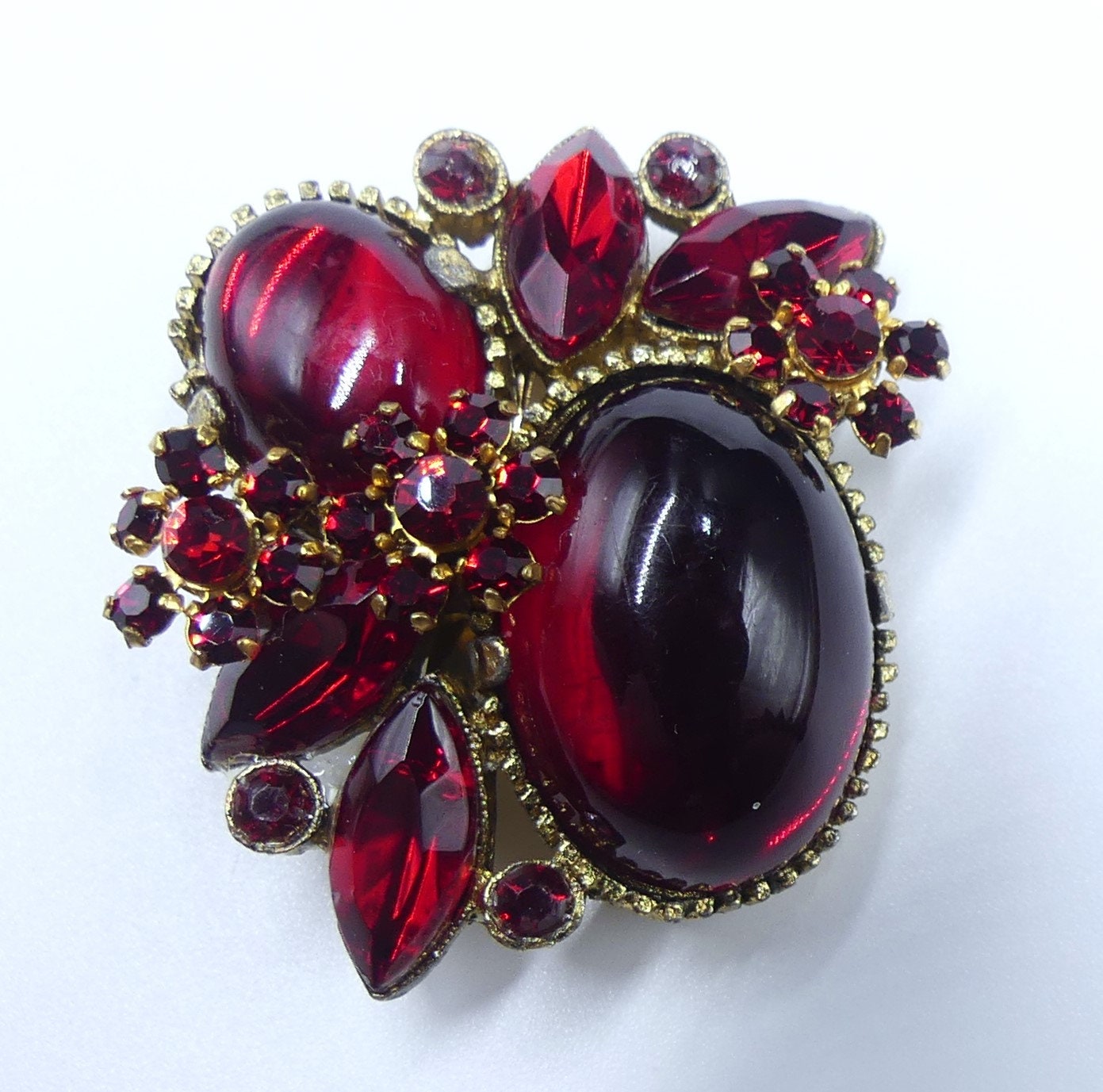 Broche Vintage Dorée Avec Strass Rouges Et Noirs – Cabochon, Alliage – Occasion