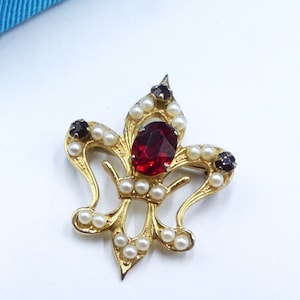 Vintage Fleur De lys gold tone red rhinestone faus pearl pin brooch