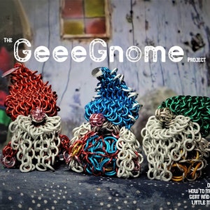 Op de afbeelding: Drie gnomen gemaakt van metalen ringen. De gnomen zijn rood, blauw en groen. De gnomen dragen witte baarden. De gnomen staan op een blauw-wit gepatroneerd oppervlak. De tekst "The GeeeGnome Project" staat boven de gnomen. De tekst "DR - How to make a gnome gent and lady out of little metal rings" staat onder de gnomen.