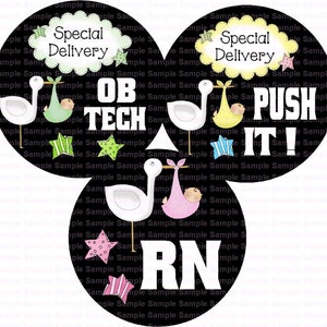 Op de afbeelding: Drie zwarte en witte ronde stickers met een ooievaar die een baby in een wieg draagt. De stickers tonen de tekst "Special Delivery", "OB TECH" en "PUSH IT!" met sterren en andere babygerelateerde ontwerpen.