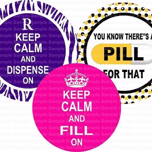 Può includere: Tre cartelli rotondi, colorati e stampati con una stampa a zebrato, pois neri e gialli e sfondo rosa. I cartelli dicono "Keep Calm and R", "You Know There's A Pill For That" e "Keep Calm and Fill On".