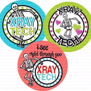 Peut inclure: Trois autocollants ronds avec un squelette graphique et le texte "XRAY TECH". Les autocollants sont en bleu, vert et rose avec des pois blancs. L'autocollant rose a des cœurs et le texte "Je vois à travers toi".