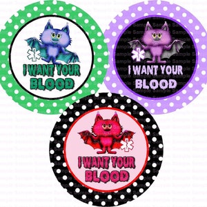 Puede incluir: Tres pegatinas redondas con fondo de lunares blanco y negro. Cada pegatina presenta un murciélago de dibujos animados morado, rosa o azul con un símbolo médico rojo y el texto "I Want Your Blood".
