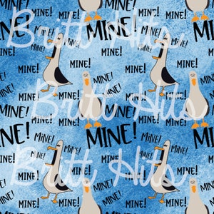 Peut inclure: Un motif sans couture bleu et blanc représentant des mouettes de dessin animé avec le texte "MINE!" répété sur tout le motif.