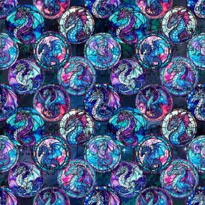 Può includere: Uno schema senza cuciture con draghi in vetro colorato colorati in cornici circolari. I draghi sono raffigurati in varie pose, con tonalità vivaci di blu, viola e rosa. Lo sfondo è blu scuro con un sottile motivo stellato.