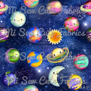 Op de afbeelding: Een naadloos patroon met verschillende planeten met glimlachende gezichten op een donkerblauwe achtergrond met witte sterren. De planeten zijn in verschillende kleuren, waaronder geel, groen, blauw, paars en roze.