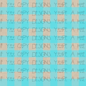 Puede incluir: Patrón repetitivo con diseño de cuadros azules y beige. Las palabras "IF YOU COPY DESIGNS, YOU'RE A HOE" están escritas a mano sobre el patrón. El texto es de color gris oscuro.