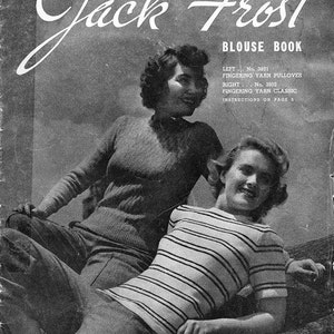 Peut inclure: Couverture d'un livre vintage de modèles de tricot en noir et blanc représentant deux femmes portant des pulls rayés. Le texte de la couverture indique "Jack Frost Blouse Book, Volume 38, Price 20c".