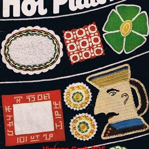 Może przedstawiać: Wzornik vintage do robienia na szydełku podkładek pod gorące. Okładka przedstawia różne wzory szydełkowe, w tym kwiat, dzbanek i kwadrat z obramowaniem. Tytuł "Hot Plate Mats" jest wydrukowany na czarnym tle białym kolorem. Wzornik pochodzi z Star Book No. 70 i kosztuje 10 centów.