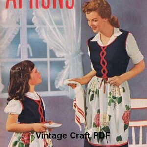 Op de afbeelding: Vintage naaipatroon voor schorten. De omslag toont een moeder en dochter die bijpassende schorten dragen met een bloemenprint en rode bies. De tekst op de omslag luidt "APRONS" en "BOOK No. 5-20".