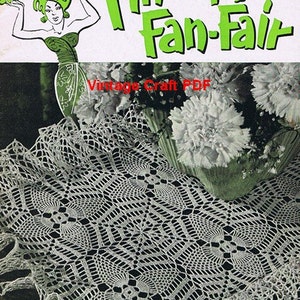 Könnte beinhalten: Vintage Häkelmuster für eine Ananas-Fächer-Doyley. Das Muster stammt aus einem Buch mit dem Titel "Pineapple Fan-Fair" und ist mit 266 nummeriert. Die Doyley ist weiß und hat ein Ananas-Design. Das Muster ist für eine Doyley mit einem Durchmesser von 25,4 cm.