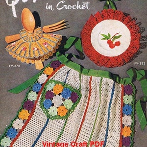 Könnte beinhalten: Vintage-Häkelmuster-Heftcover mit einer gehäkelten Schürze mit Tasche, einem gehäkelten Topflappen mit Kirschen und einem gehäkelten Löffelhalter. Das Cover enthält auch den Text "Quick Tricks in Crochet" und "Book No. 267".