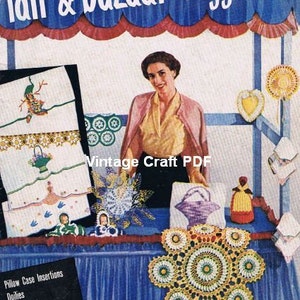 Puede incluir: Una portada de revista de artesanía vintage que muestra a una mujer de pie detrás de una mesa con varios artículos tejidos a crochet, incluyendo manteles individuales, alfileteros y ropa de muñeca. El texto de la portada dice "fair & bazaar Suggestions" y "STAR BOOK No. 74".