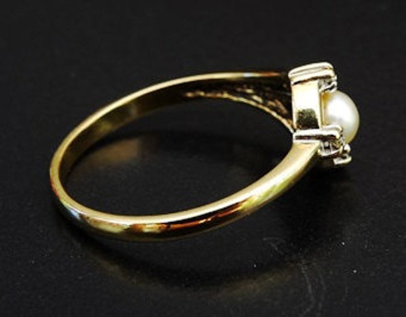 Modern Ladies Cultured Pearl and Diamond Vintage Engagement Ring in 9ct yellow Gold FREE POSTAGE