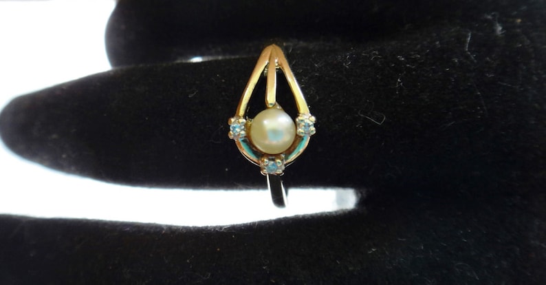 Modern Ladies Cultured Pearl and Diamond Vintage Engagement Ring in 9ct yellow Gold FREE POSTAGE