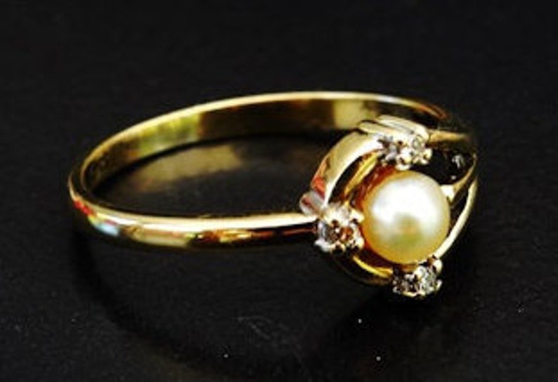 Modern Ladies Cultured Pearl and Diamond Vintage Engagement Ring in 9ct yellow Gold FREE POSTAGE