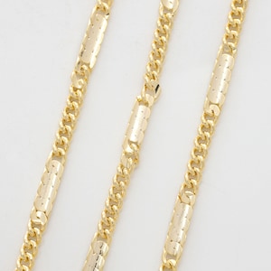 Peut inclure: Un collier en chaîne dorée avec un design texturé. La chaîne est composée de petites pièces reliées entre elles pour former une boucle continue.