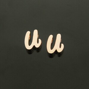 2 pcs, Large Cursive Initial Charm u, AU-P3, Approx. 8x6mm, 1.4mm hole, Cursive Letter, Rose gold plated brass, Not easily tarnish ni
