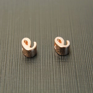 2 pieces, Markdown, Alphabet e, AE-P5, 5x4x3mm, Hole size 1.4x1.6mm, Cursive letter, Rose gold plated brass, Not easily tarnish