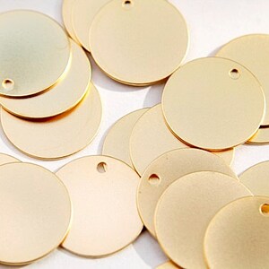 以下が含まれることがあります： 中央に小さな穴が開いた丸い金色の金属製の円盤がいくつかあります