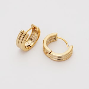 Triple-Stacked rund huggie, mässing, 16K guldplätering, 13 mm innerdiameter, 2 mm tjock, 5 mm bred, säljs parvis [Q22-R13]