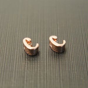 2 piezas, Markdown, Alphabet c, AC-P5, 5x4x3mm, Tamaño del agujero 1.5x1.6mm, Letra cursiva, Latón chapado en oro rosa, No fácilmente empañar