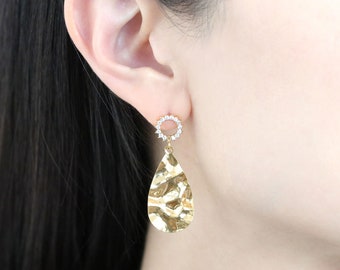 ENCANTO solamente, encanto de gota arrugado con un eslabón, S69-G4, 2pcs, 32x17mm, enlace interior de 1,3 mm, latón chapado en oro de 16K, sin níquel, pendiente haciendo encanto