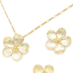 Flower pendant (large), P1-P1, 2 pcs, 21.7x22.2mm, Matte gold plated brass, Decorative charm