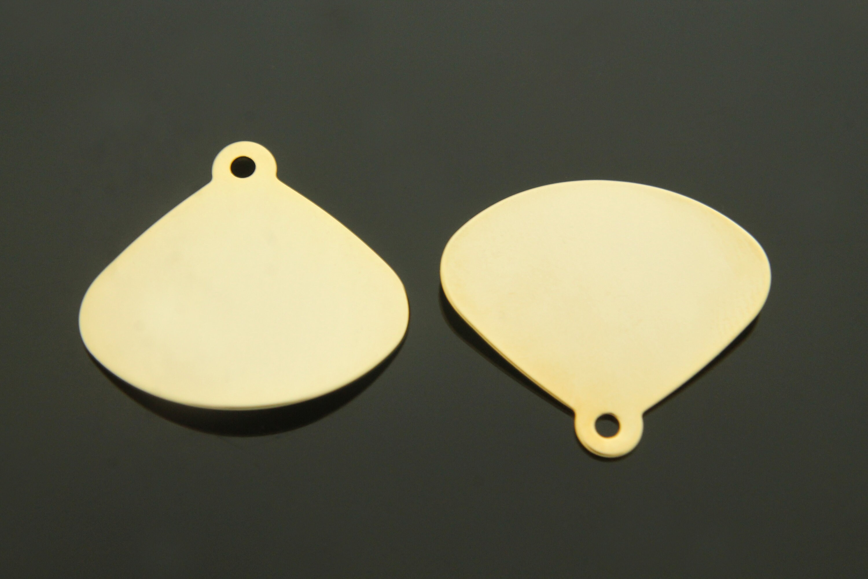 Rounded Triangle Pendant (M), Nickel Free, T66-P3, 2 Pcs