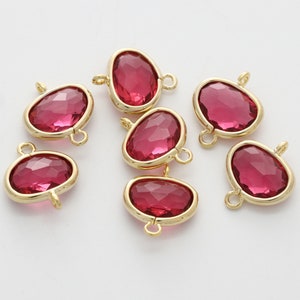 Könnte beinhalten: Acht ovale Charms aus rosa Glas mit goldfarbenen Metallschlaufen an jeder Seite. Die Charms sind perfekt für die Schmuckherstellung oder um handwerklichen Arbeiten einen Hauch von Glanz zu verleihen.