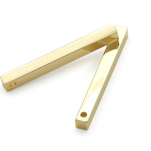 Puede incluir: Conector de barra de metal dorado con dos agujeros para sujetar joyas u otras manualidades.