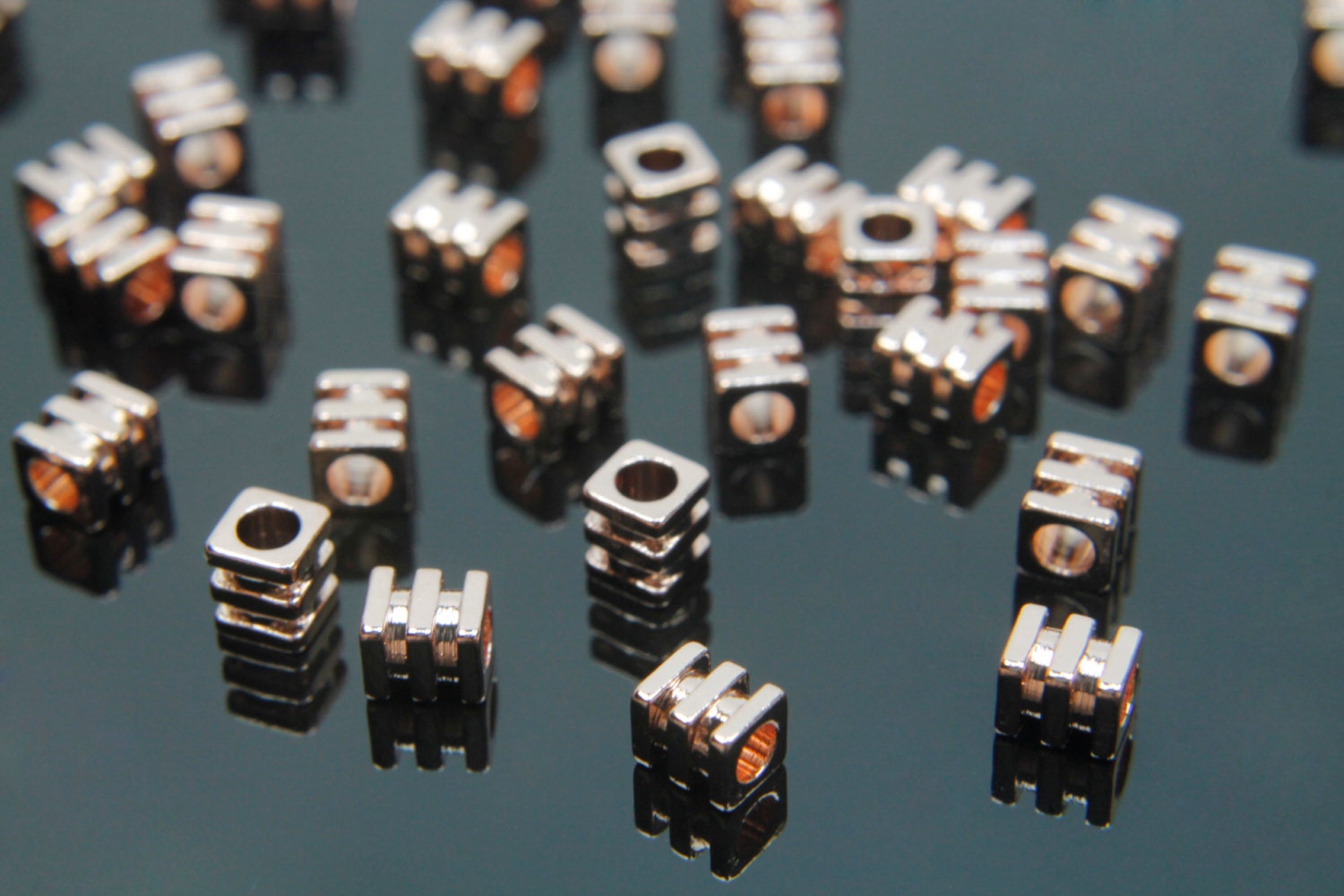 200 Stück Vergoldete Messing-Drahtschützer – Für Schmuckherstellung, Loch-Ø 1,6 Mm – Größe Ca. 6x5 Mm